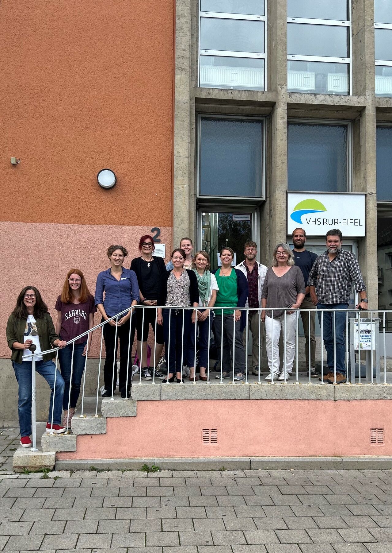 Das Team der Ideenwerkstatt aufgereiht auf der Außentreppe der VHS Rur-Eifel.